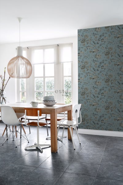 Esszimmer mit Holztisch, Stühlen und floraler Tapete für ein helles und organisiertes Ambiente.