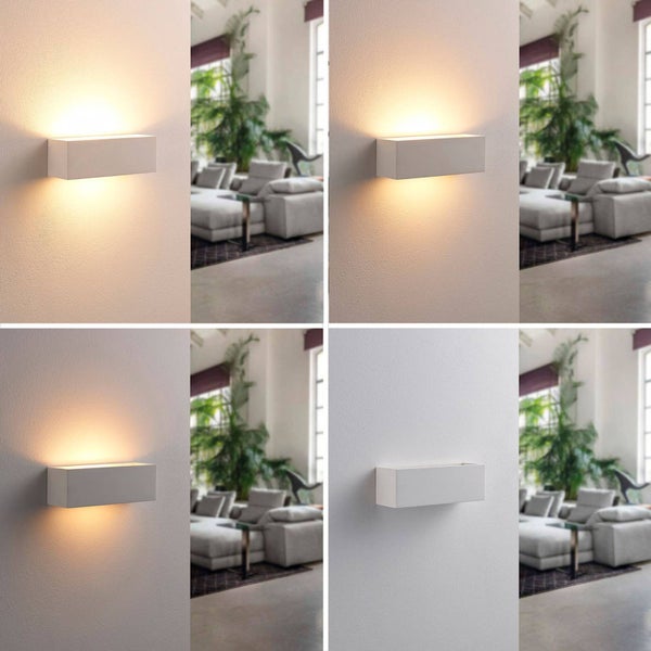Minimalistische Wandleuchte mit Lichtaustritt nach oben und unten in vier Lichteinstellungen in einem hellen, modernen Wohnzimmer.