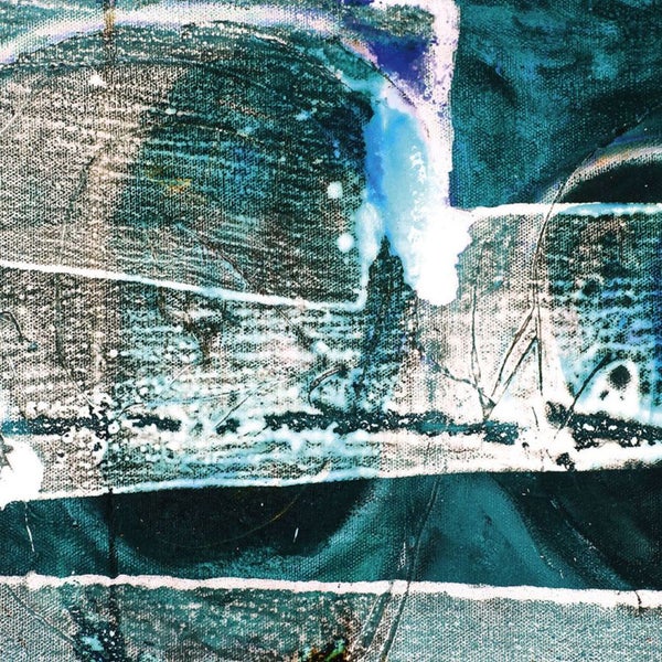 Nahaufnahme einer Leinwand mit Farbschichten und Texturen