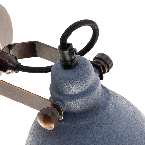 Detail einer Lampe mit Einstellknopf und Kabel