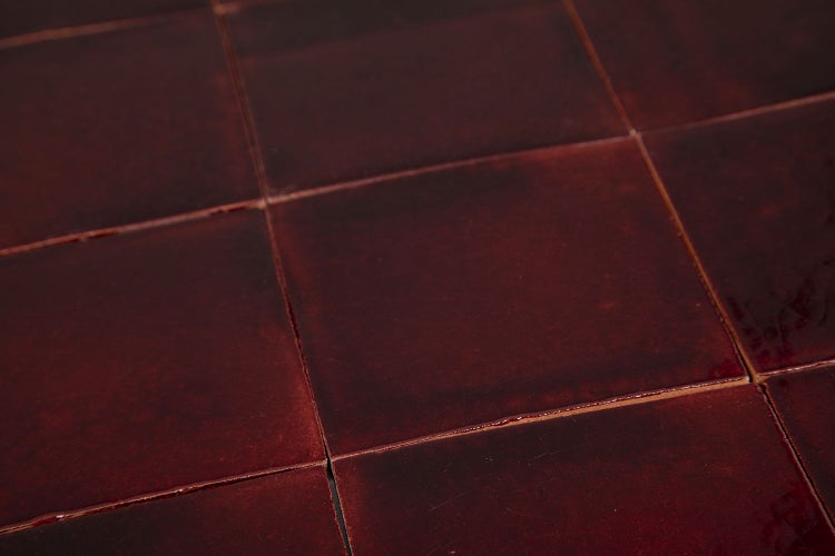 Nahaufnahme von quadratischen Keramikfliesen