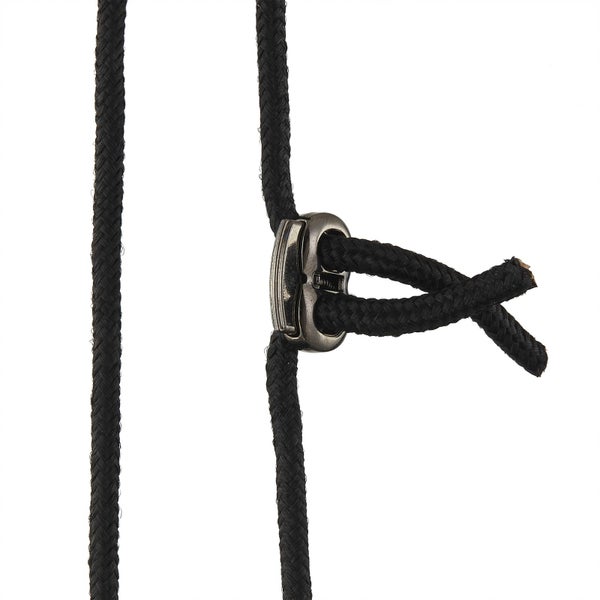 Nahaufnahme einer schwarzen geflochtenen Schnur mit einem Schnurverbinder aus Metall.