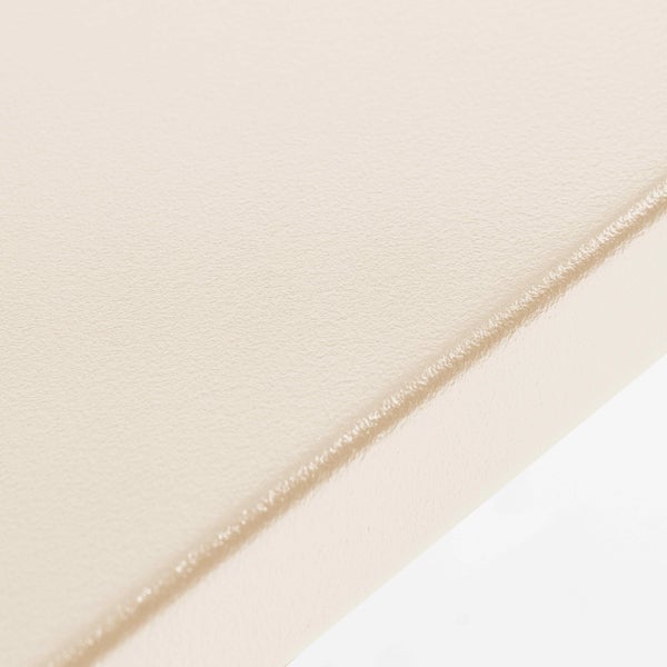 Detailansicht einer beigen Küchenfront mit strukturierter Oberfläche.