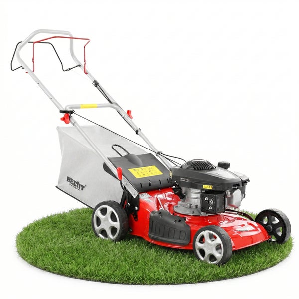 Benzin-Rasenmäher von Hecht mit grauem Grasfangsack und silbernem Griff auf einem runden Stück Rasen.