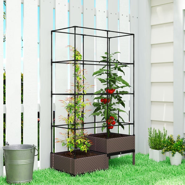 Zweistufiges Hochbeet-Set in Rattan-Optik mit schwarzer Rankhilfe aus Metall. Bepflanzt mit Tomaten und Kletterpflanzen vor einem weißen Zaun.