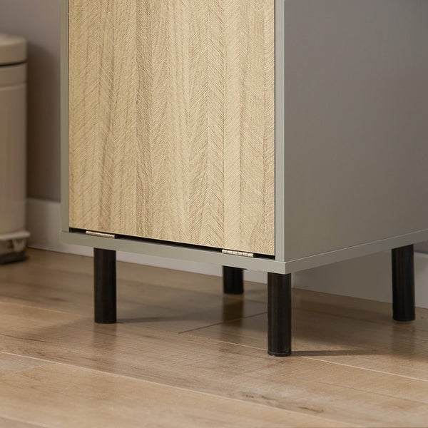 Detailansicht eines Unterschranks mit einer Tür und vier Füßen