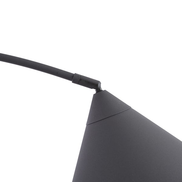 Detailansicht eines Gelenks an einem schwarzen kegelförmigen Lampenschirm aus Metall.