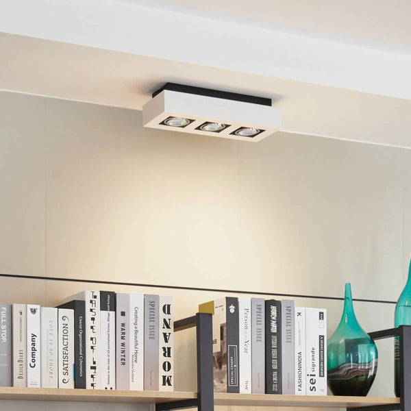 Deckenleuchte mit drei Strahlern über Bücherregal