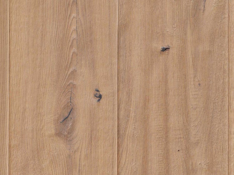 Bodenbelag in Holzoptik mit natürlicher Maserung und Astlöchern.