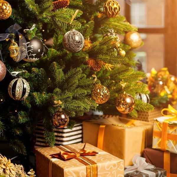 Geschmückter Weihnachtsbaum mit Geschenken darunter.