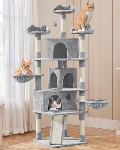 Mehrstöckiger Katzenkratzbaum mit Liegeflächen, Häusern und Kratzstämmen in einem hellen Raum mit drei Katzen