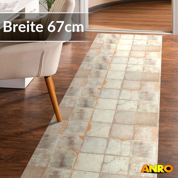 Teppichläufer mit Fliesenmuster im Used-Look, Breite 67 Zentimeter, auf dunklem Holzboden neben einem Stuhl, ANRO Logo.