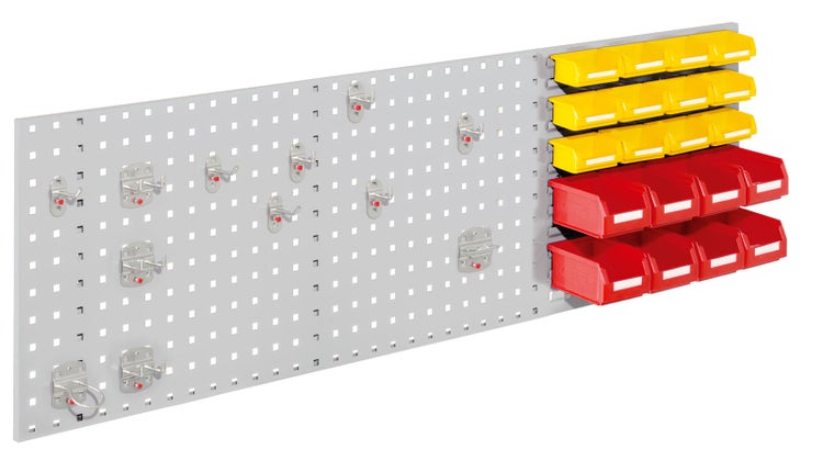 Lochwand mit Haken und Aufbewahrungsboxen zur Werkzeugorganisation