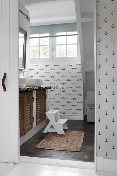 Badezimmer mit Waschtisch, Spiegel, Fenster, Hocker und Teppich