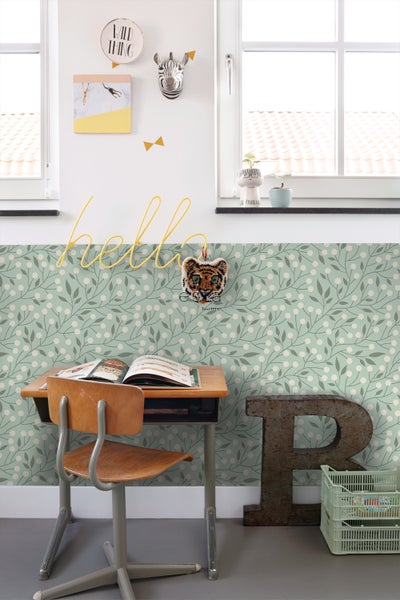 Kinderzimmer mit Schreibtisch, Stuhl und Wanddekoration