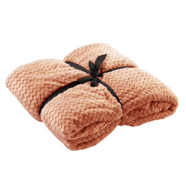 Zusammengefaltete Kuscheldecke mit Schleife