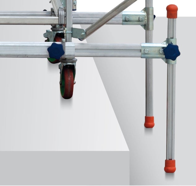 Detailaufnahme eines Gerüsts mit Rollen und Standfüßen