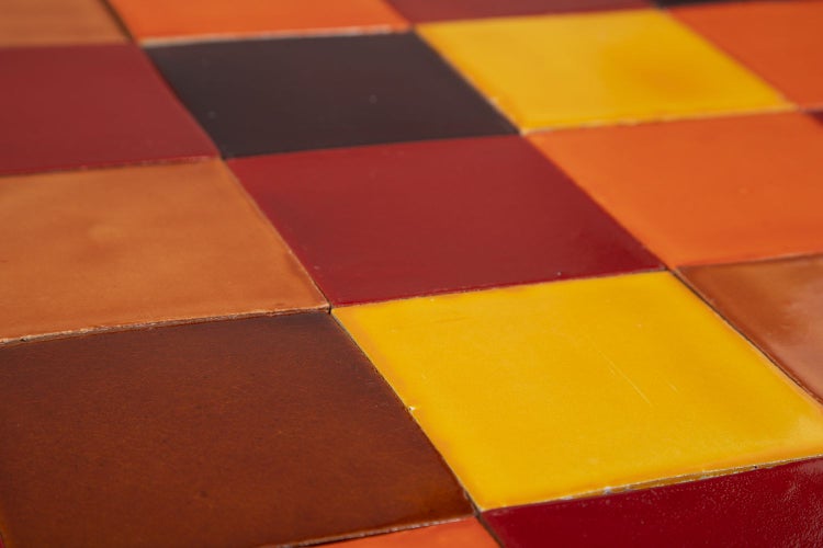 Fliesenmuster mit quadratischen Fliesen in verschiedenen Farbtönen