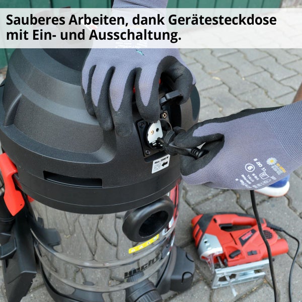 Integrierte Gerätesteckdose an einem Nass- und Trockensauger zum Anschluss von Elektrowerkzeugen wie einer Stichsäge.