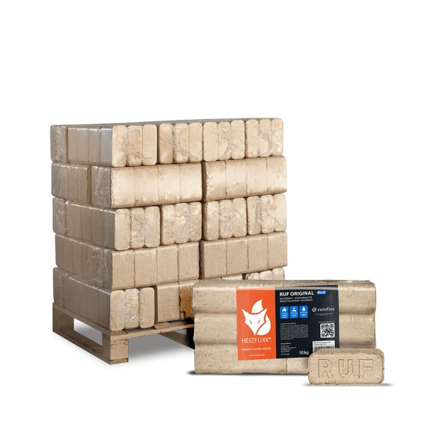 Eine Palette mit Heizfuxx RUF Holzbriketts für Kamine und Öfen mit einem einzelnen Brikett im Vordergrund.