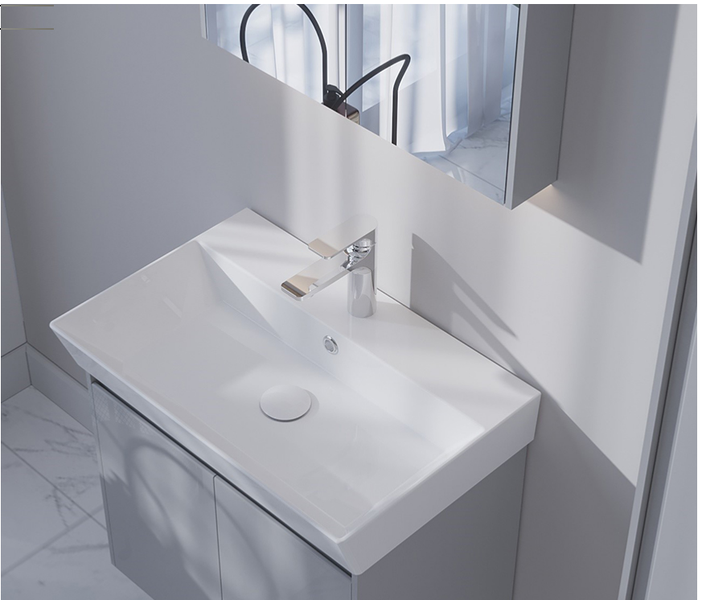 Modernes Badezimmer mit Waschbeckenunterschrank und Armatur