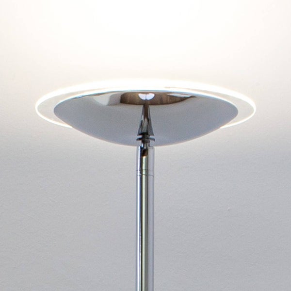 LED Deckenfluter aus verchromtem Metall mit ringförmiger Lichtquelle.