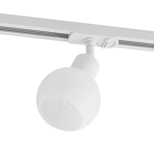 Weißer Schienensystem-Strahler in Kugelform an einer weißen Stromschiene.