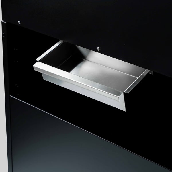 Fettauffangschale aus Edelstahl an einem schwarzen Grill.