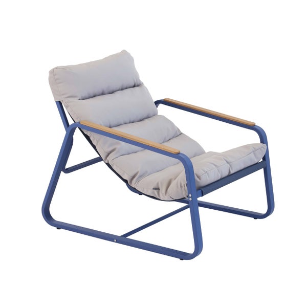 Garten-Loungesessel mit blauem Metallgestell, Holz-Armlehnen und grau gepolsterter Auflage.