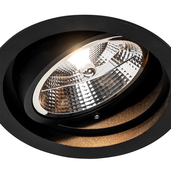 Schwenkbarer Einbaustrahler in Schwarz mit facettiertem Reflektor und warmweißem Licht.