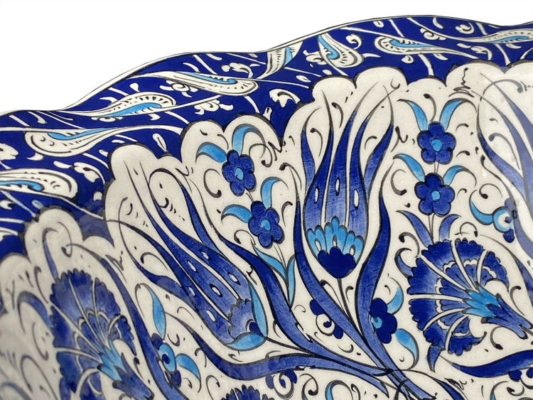 Dekorative Keramikschale mit floralem Muster