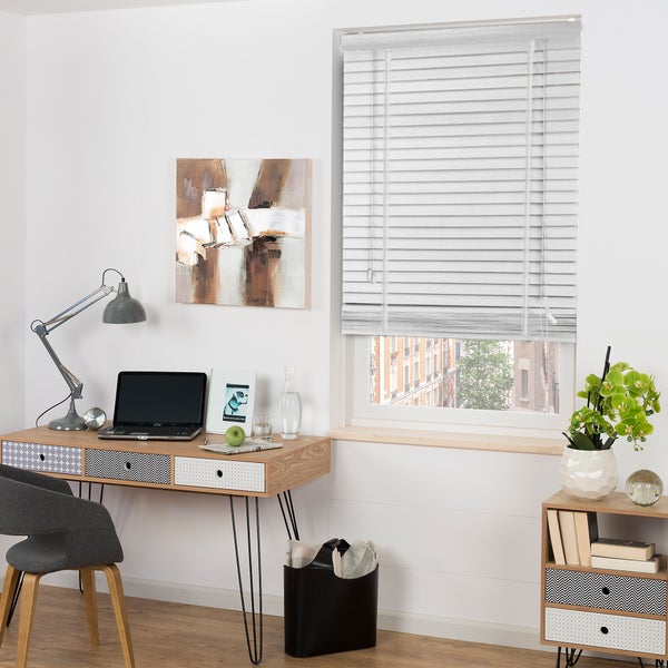 Einrichtung eines Arbeitszimmers mit Schreibtisch, Stuhl, Regal und Fenster mit Jalousien