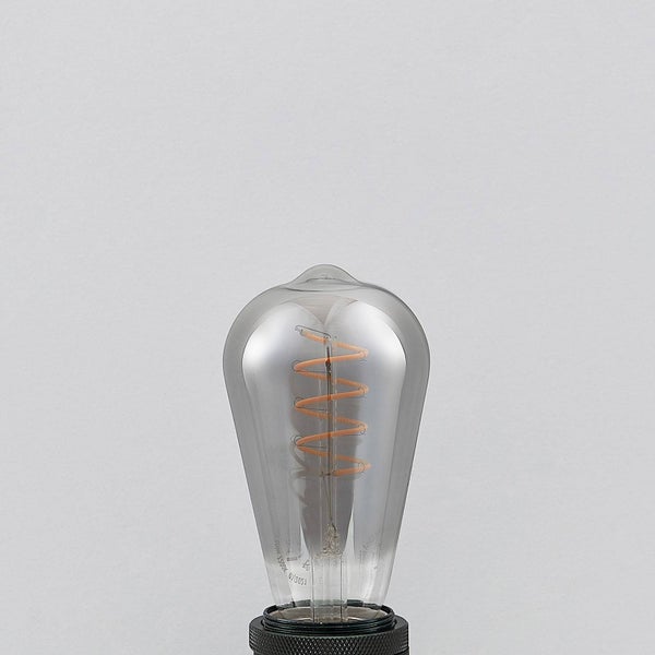 LED Filament Leuchtmittel in Rustika Form mit spiralförmigem Glühfaden und grau getöntem Glas.