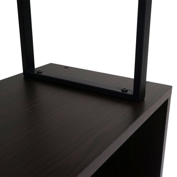 Detailaufnahme eines Regals mit Holzstruktur und Metallgestell