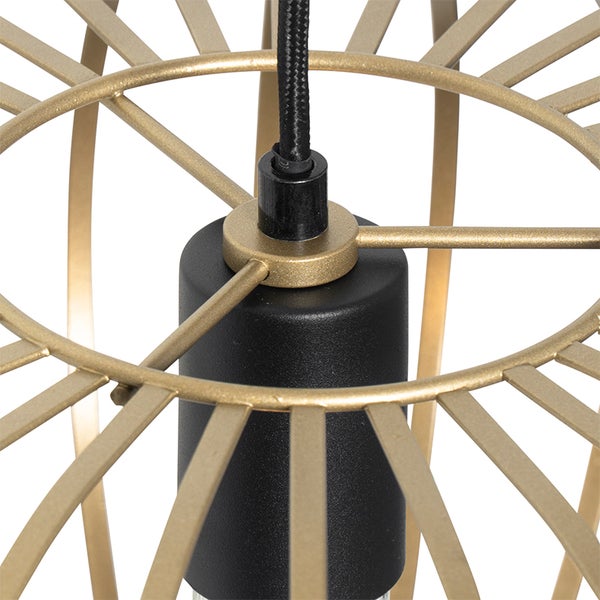 Detailaufnahme einer Pendelleuchte mit einem Lampenschirm aus Metallstreben und einer schwarzen Lampenfassung