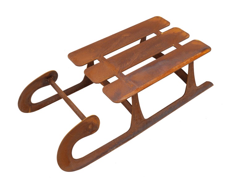 Dekorativer Schlitten aus Metall in Edelrost Optik als Gartenaccessoire.