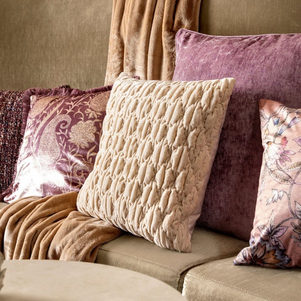 Dekorative Kissen auf einem Sofa arrangiert