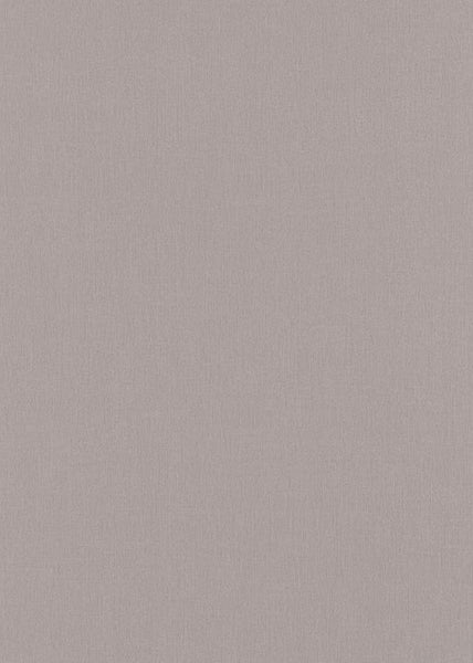 Wohnzimmer mit Sofa, Sessel, Zimmerpflanzen und gemusterter Tapete.