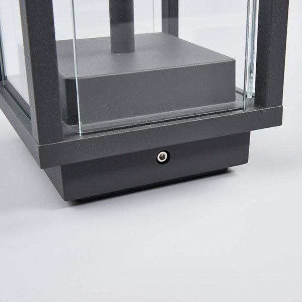 Dekorative Gartenbrücke aus Metall mit floralen Verzierungen