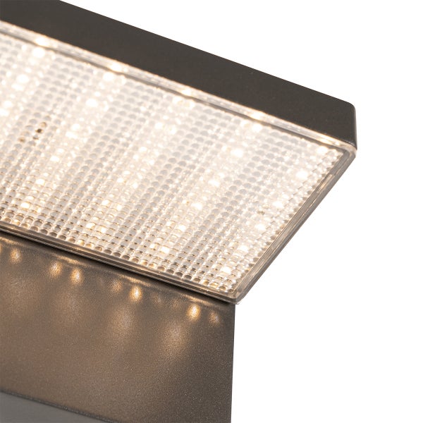 LED-Außenleuchte mit strukturiertem Glas und dunklem Metallgehäuse, Detailansicht der leuchtenden LED-Fläche.