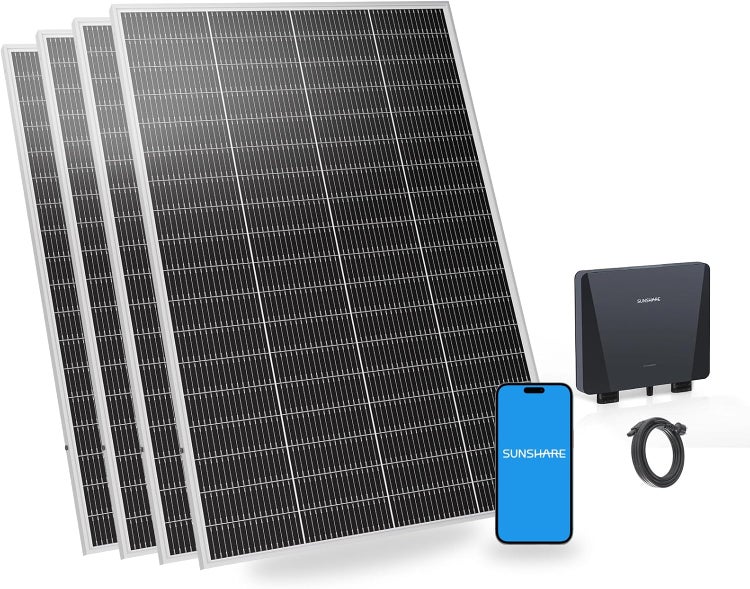 Mehrere Solarpanels, ein Wechselrichter, ein Kabel und ein Smartphone mit der Sunshare App.
