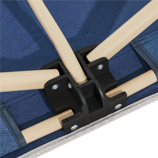 Detailansicht der Beinverbindung eines Campingstuhls mit Stoffbezug