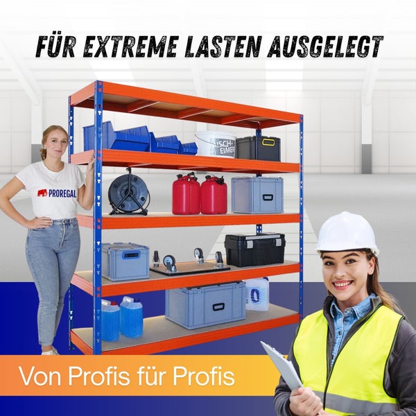 Schwerlastregal aus Metall in einem Lager, beladen mit Werkzeugkisten, Kanistern und Boxen, zwei Personen im Vordergrund.