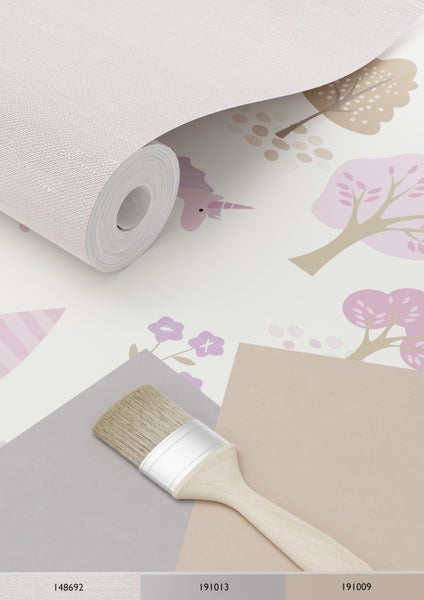 Tapetenrolle mit Einhorn- und Baumdesign sowie Farbmuster und Pinsel