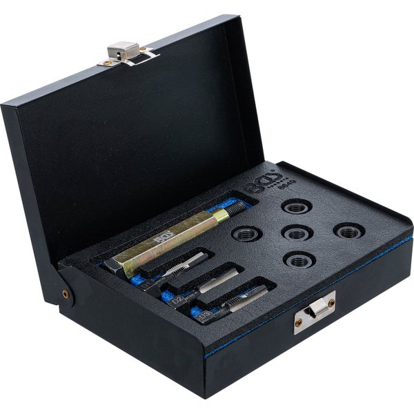 Gewindebohrer Satz im geöffneten Metallkoffer