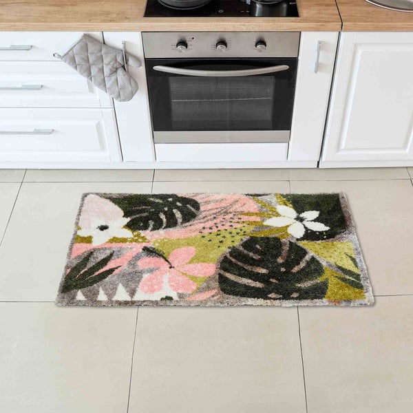 Teppich mit Blumenmuster in einer Küche