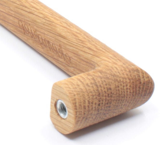 Detailansicht eines hölzernen Möbelgriffs mit Gewindeeinsatz