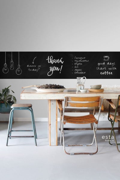 Dekoratives Wandpaneel mit Tafel-Motiv über einem Esstisch