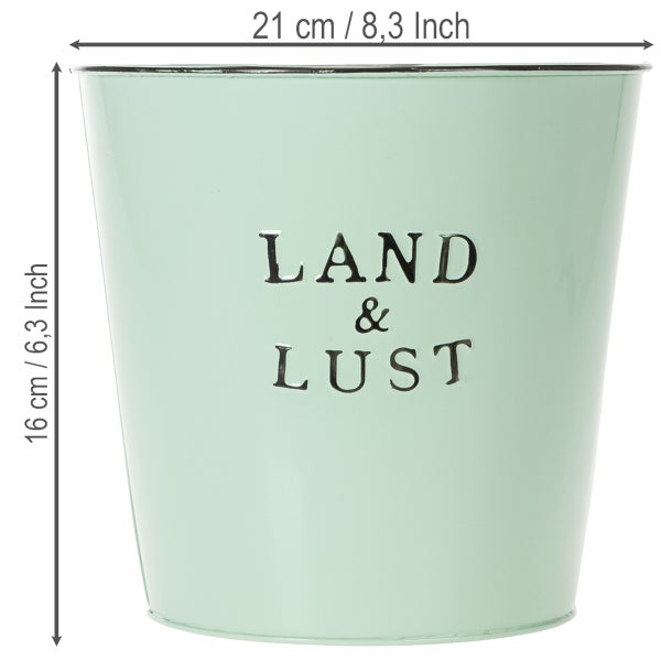 Übertopf aus Metall in Grün mit dem Schriftzug Land und Lust, Höhe 16 Zentimeter, Durchmesser 21 Zentimeter.