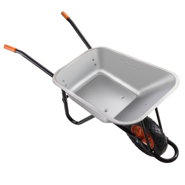 Fuxtec Schubkarre mit verzinkter Mulde, schwarzem Rahmen, orangefarbenen Griffen und orangefarbenem Rad.